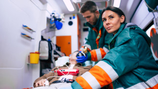 Técnicos de emergencias sanitarias atendiendo a un paciente en una ambulancia