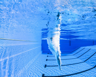 atleta buceando natación