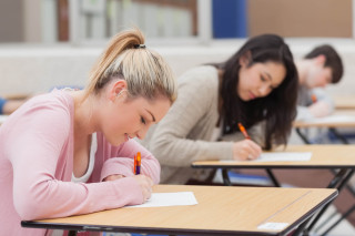 Estudiantes realizando un examen