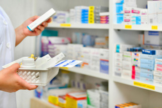 farmaceutico llenado prescripcion farmacia 