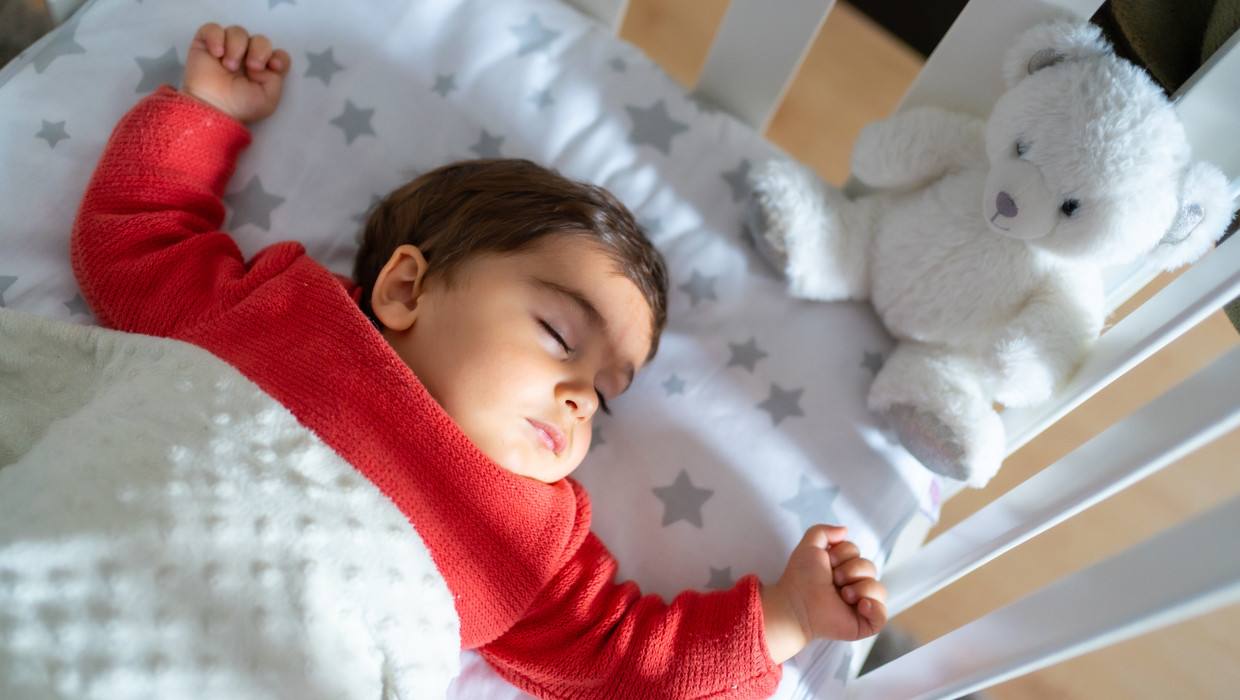 Bebé durmiendo en una cuna