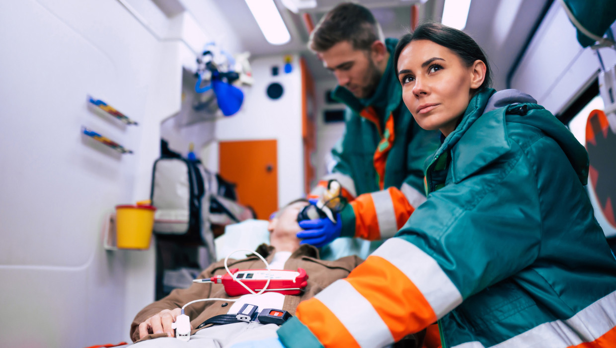 Técnicos de emergencias sanitarias atendiendo a un paciente en una ambulancia