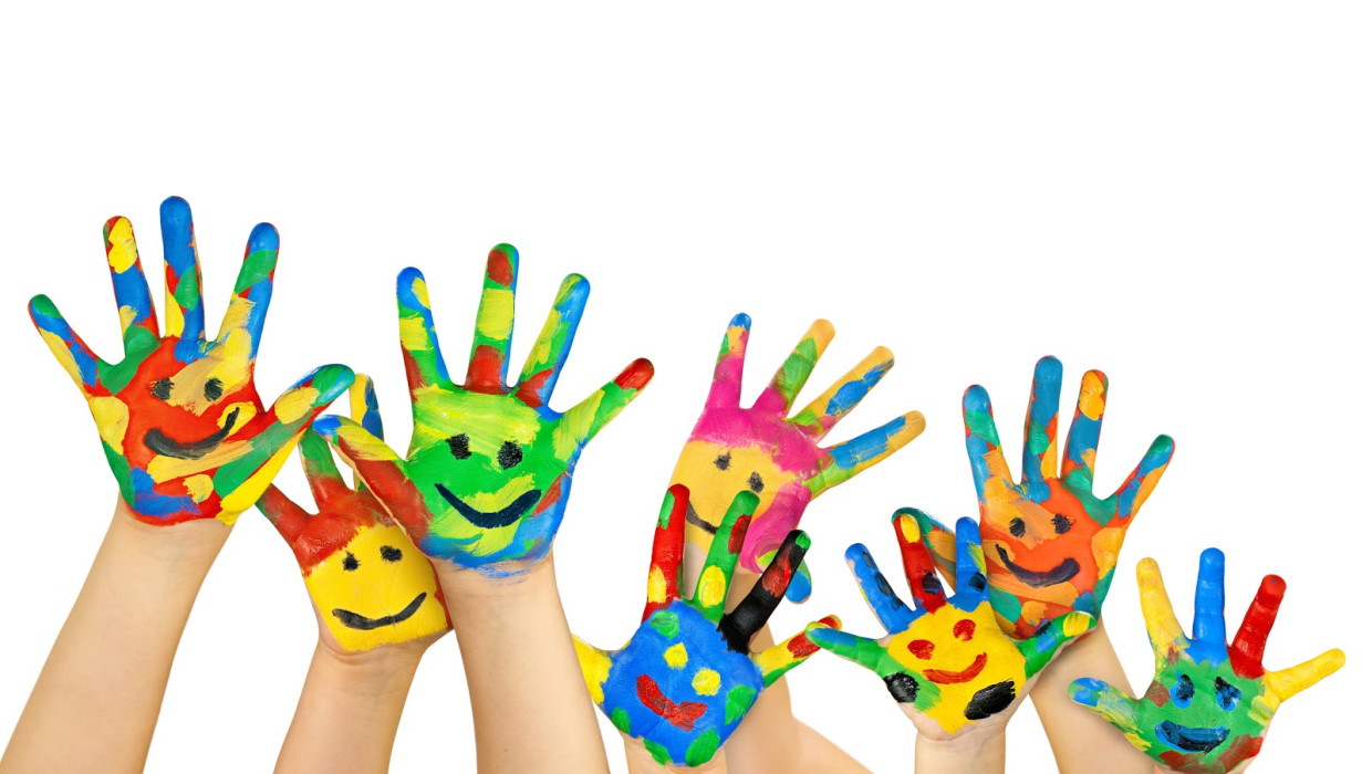 manos de colores de niños