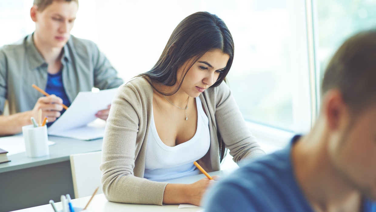 Mujer realizando un examen