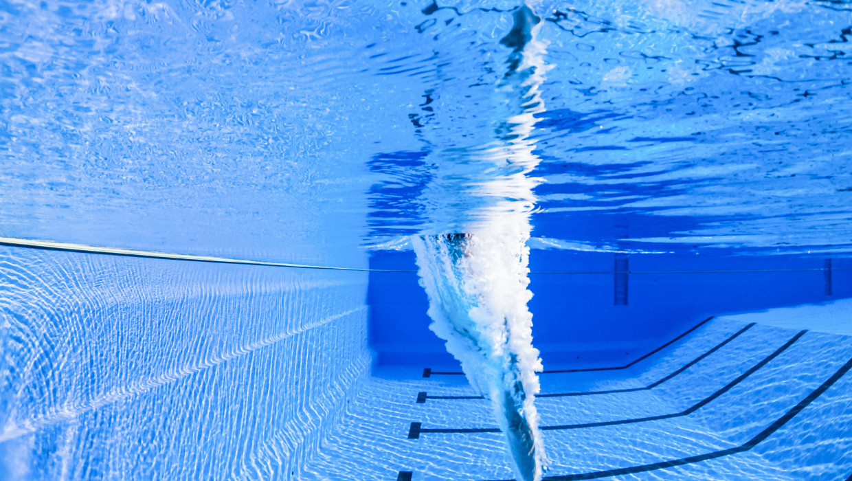 atleta buceando natación