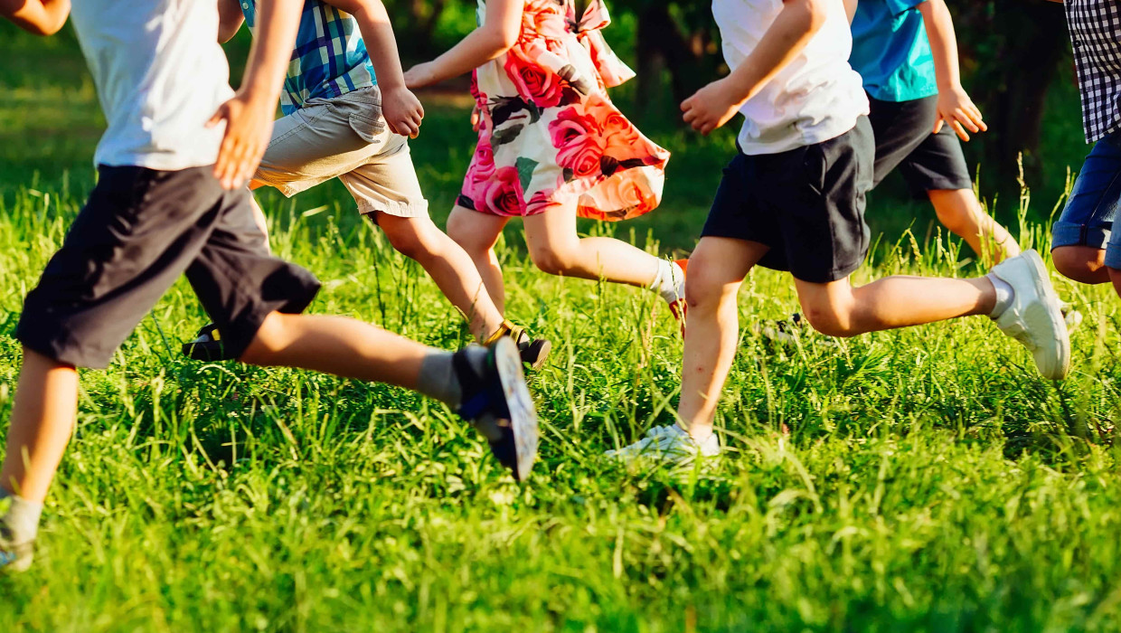 Piernas de niños corriendo