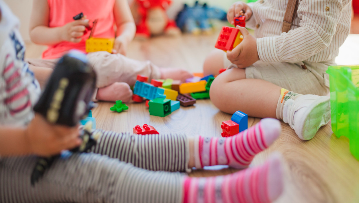 niños jugando en el suelo en una ludoteca