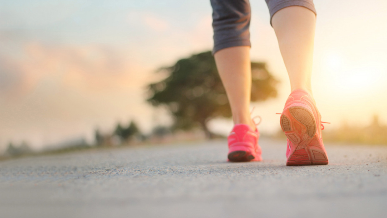 mujer atleta camino rural fondo puesta de sol