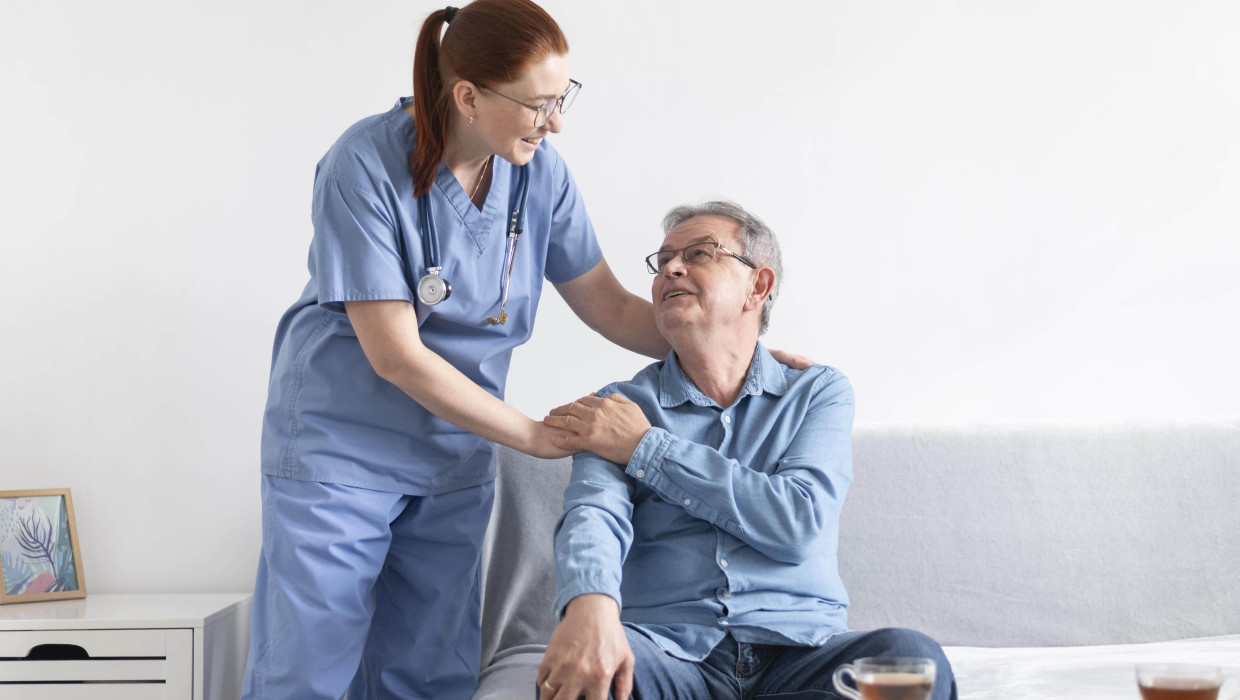 Enfermera y paciente sonrientes