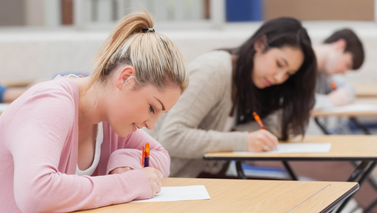 Estudiantes realizando un examen