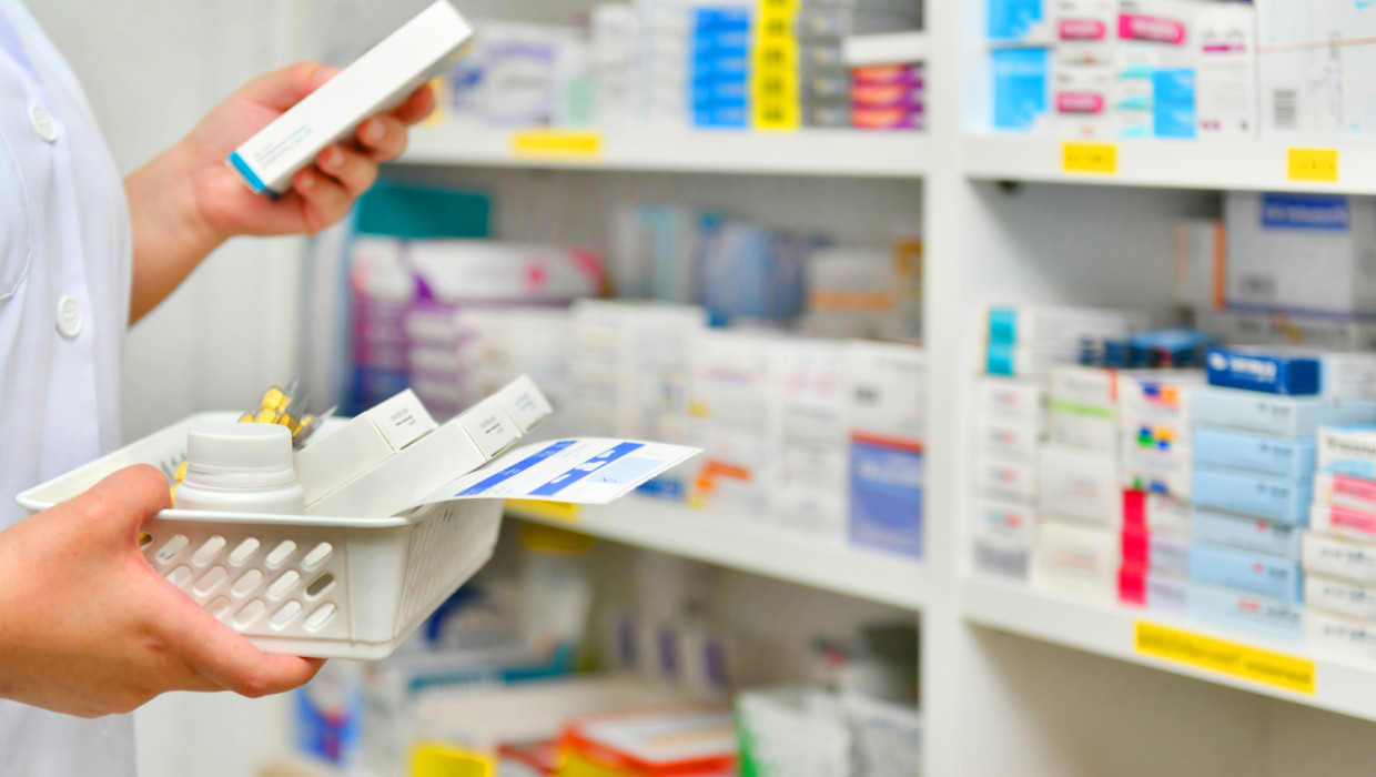farmaceutico llenado prescripcion farmacia