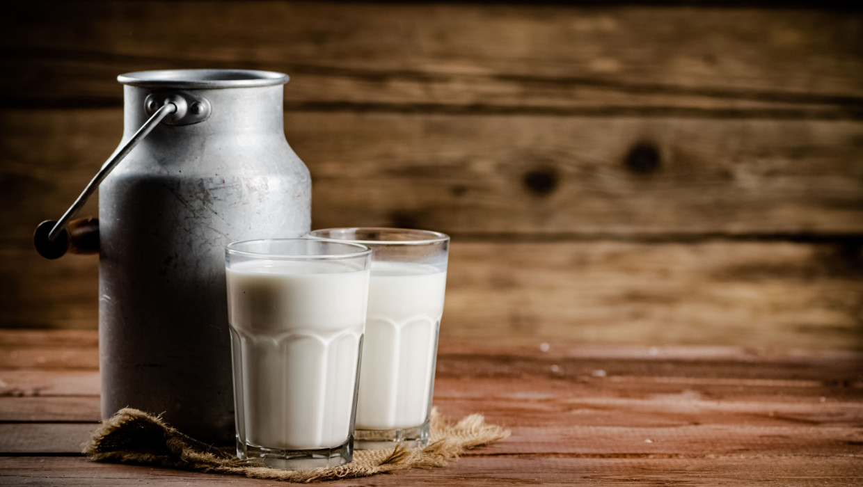 Dos vasos de leche y jarra metálica