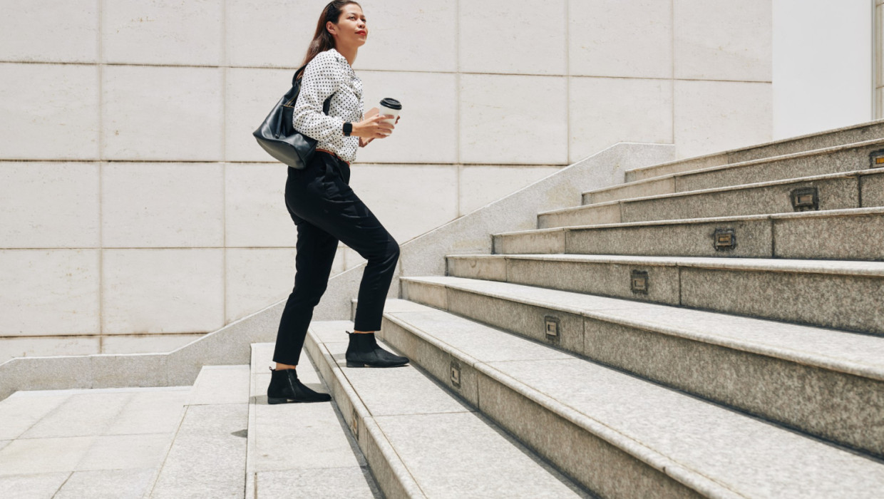 joven subiendo las escaleras para ir a trabajar