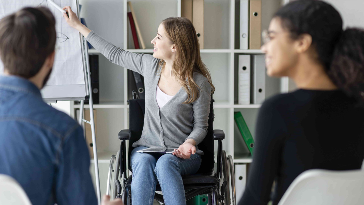 Mujer en silla de ruedas en una reunión de trabajo