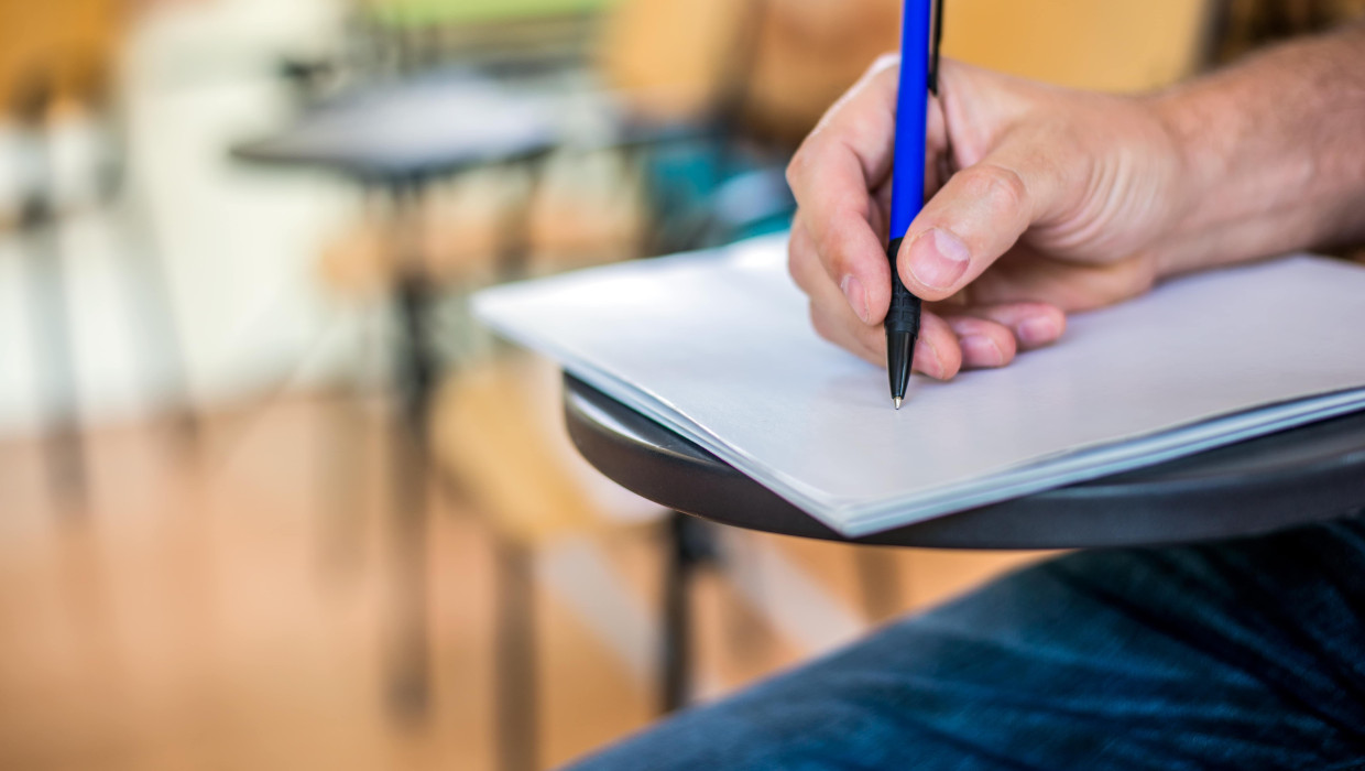 Mano de un hombre escribiendo con un bolígrafo