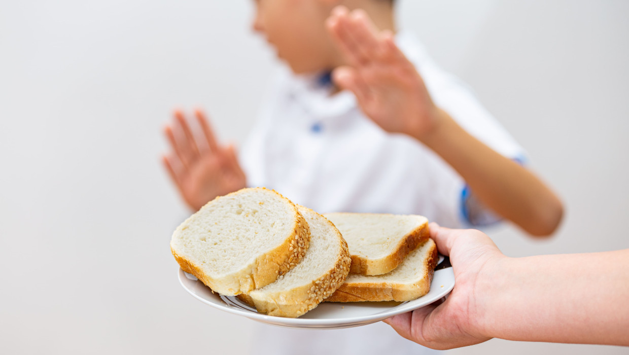 Niño rechazando pan