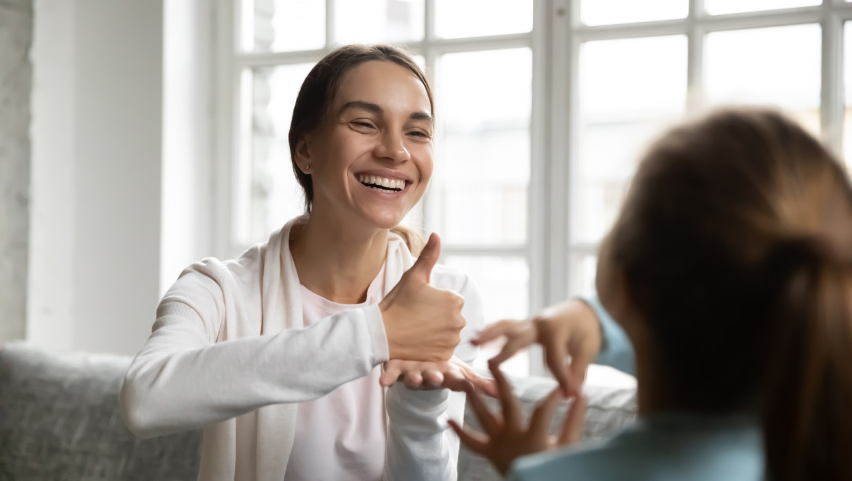 mujeres hablando en lenguaje de signos