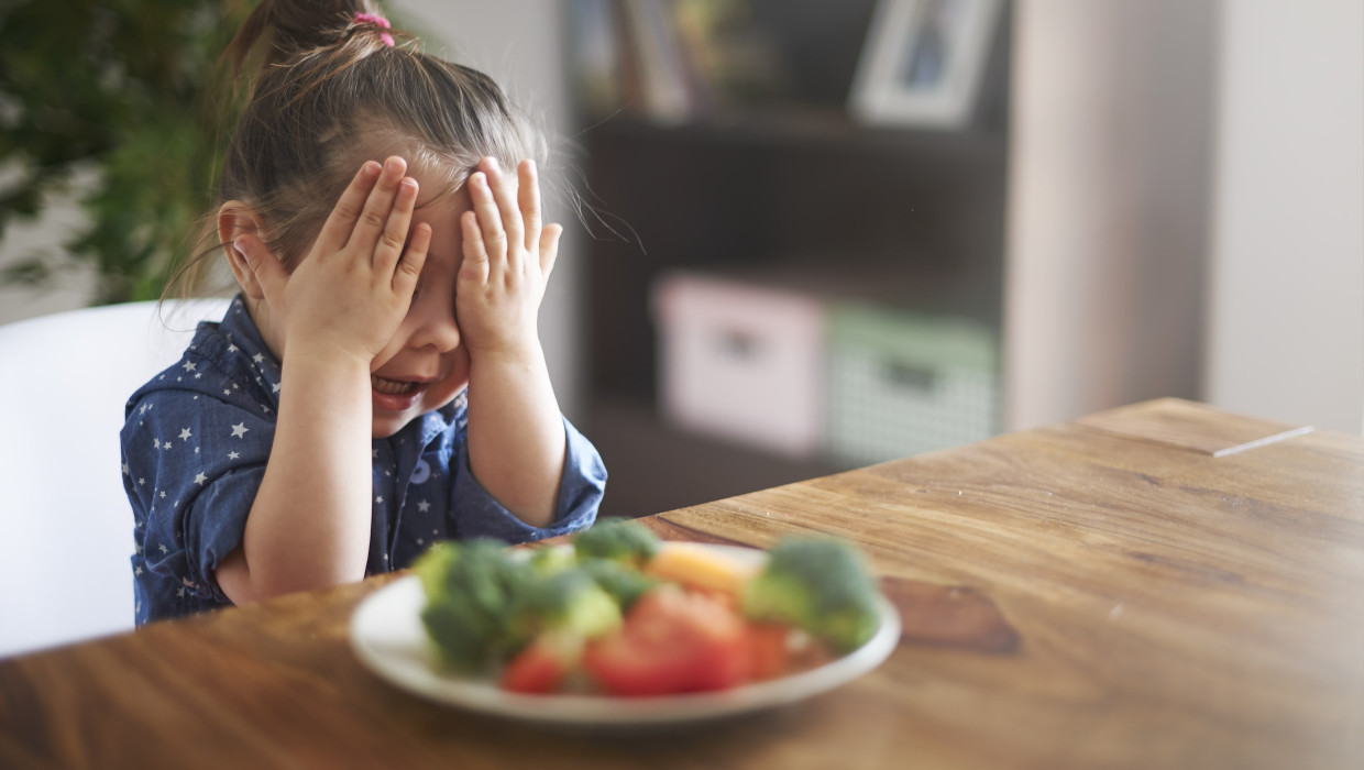 Niña no quiere comer verduras