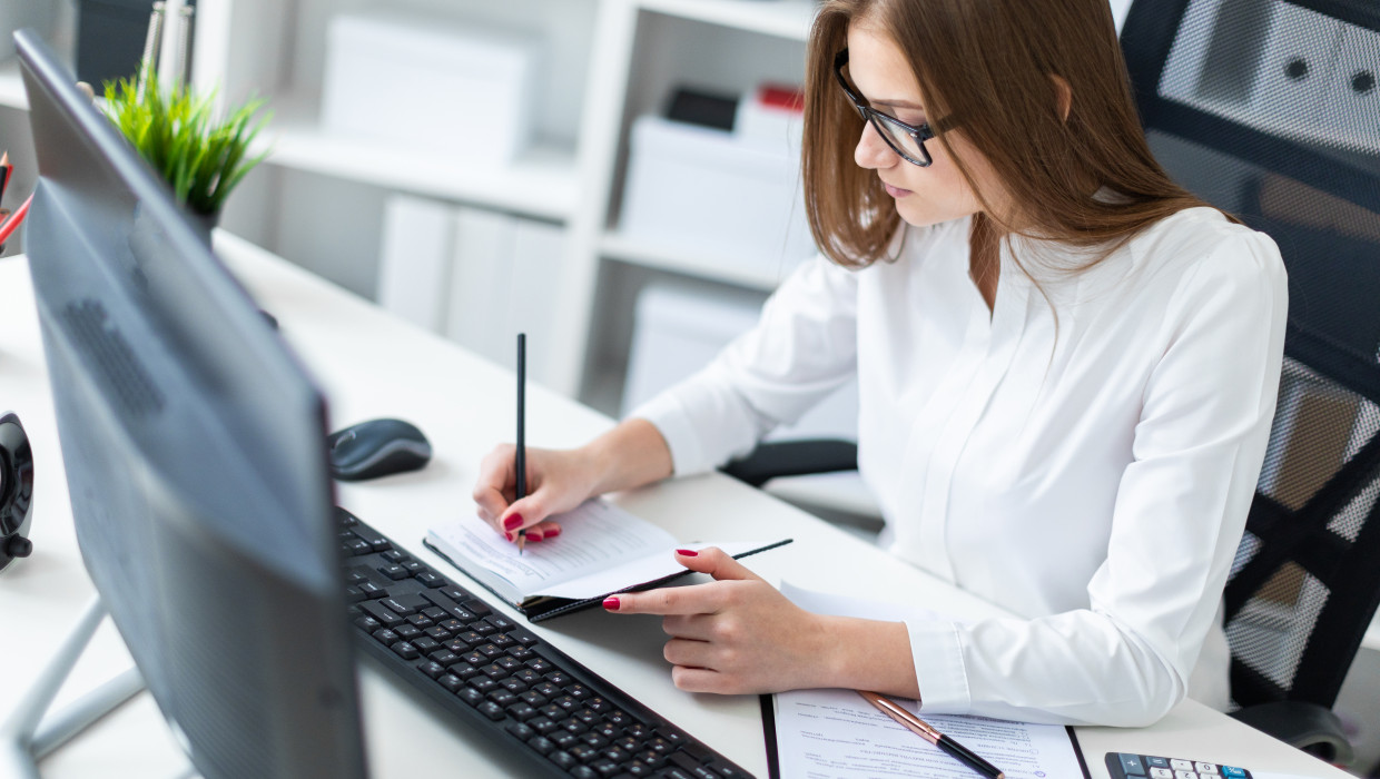 mujer sentada mesa trabajando ordenador