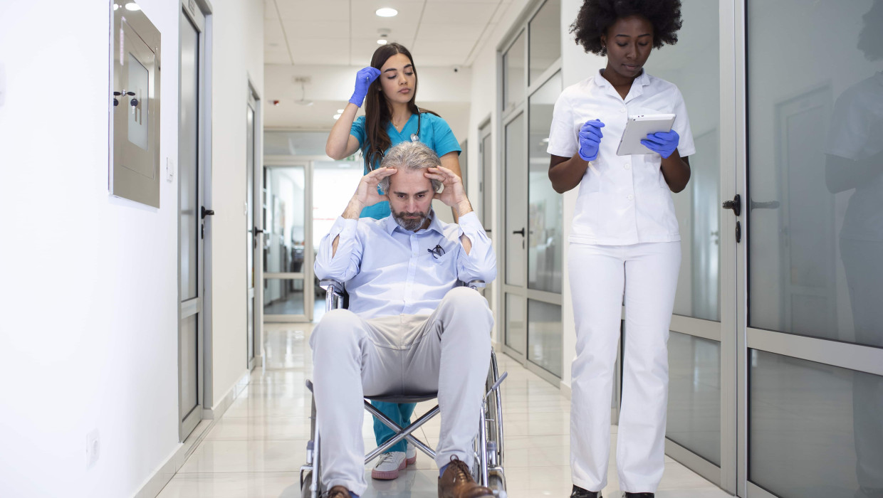 Paciente en silla de ruedas en el hospital