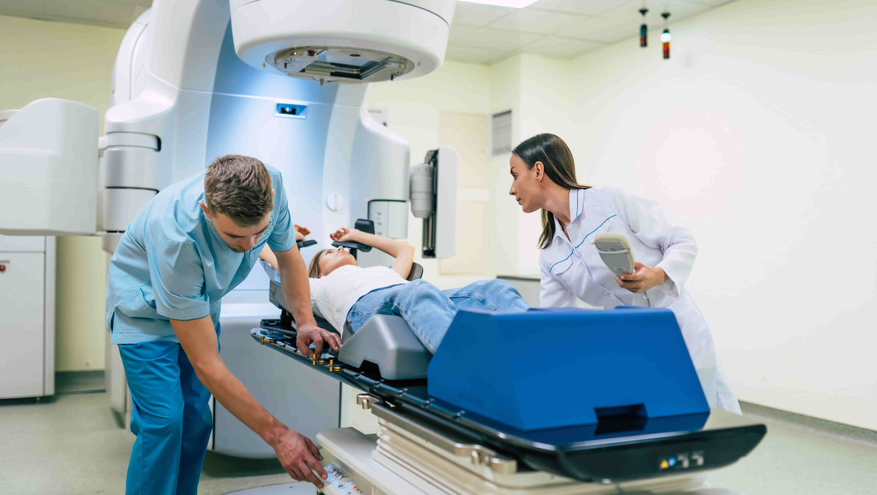 Técnicos de radioterapia preparando al paciente para sesión