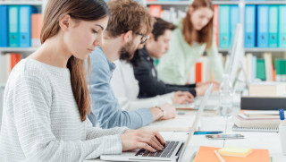 Grupo de personas con ordenador en un espacio de trabajo