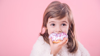 Niña comiendo un donut