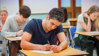 Estudiantes haciendo un examen