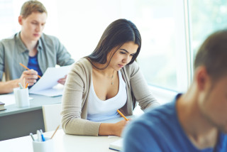 Mujer realizando un examen