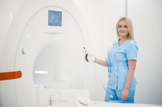 Técnico en Radioterapia cerca de un aparato de resonancia magnética