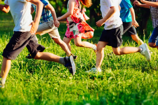 Piernas de niños corriendo