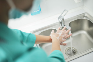 Personal sanitario lavándose las manos