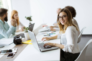 Reunión de personas en una oficina