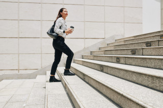 joven subiendo las escaleras para ir a trabajar