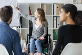 Mujer en silla de ruedas en una reunión de trabajo