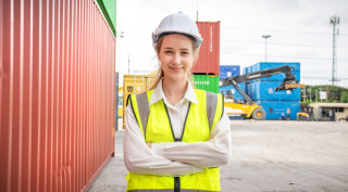 técnica con casco en muelle