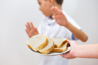 Niño rechazando pan