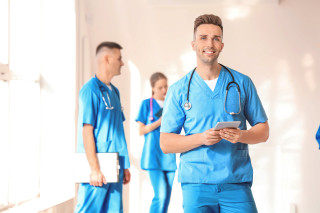 Joven técnico sanitario en el pasillo de una clínica