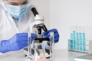 Mujer trabajando en un laboratorio