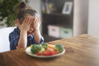 Niña no quiere comer verduras