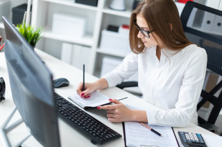mujer sentada mesa trabajando ordenador