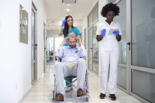 Paciente en silla de ruedas en el hospital