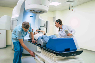Técnicos de radioterapia preparando al paciente para sesión