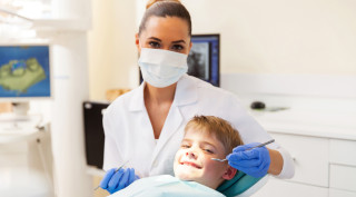 higienista bucodental con paciente