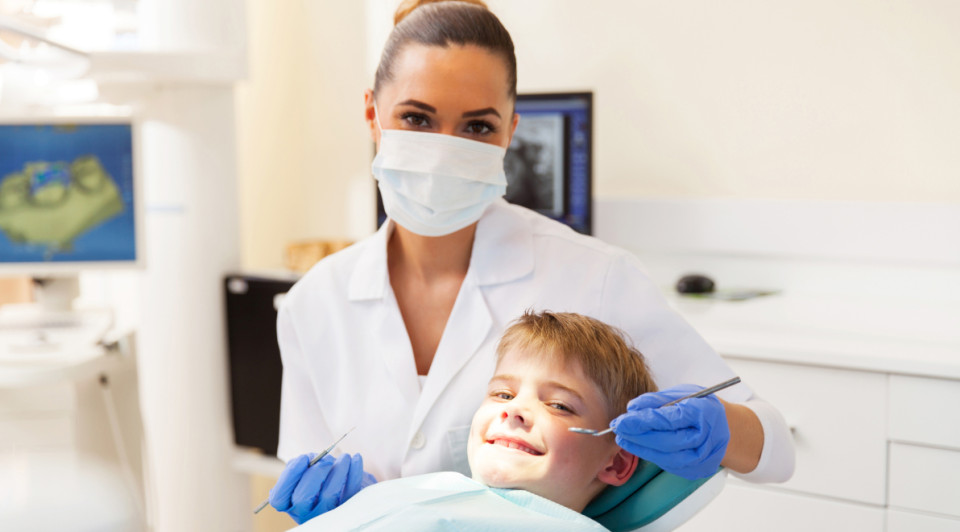 higienista bucodental con paciente