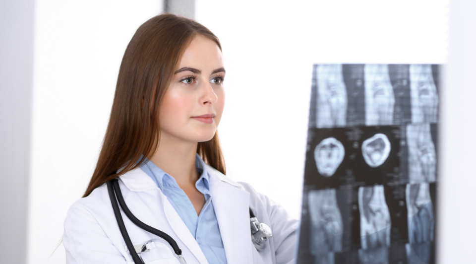 alumna examinando una radiografía