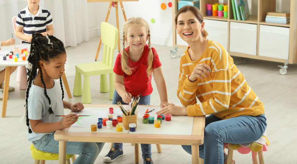 profesora de educación infantil con alumnos