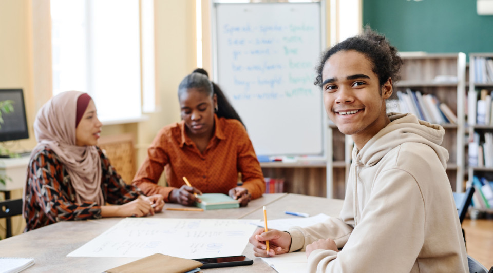 técnico en integración social en asistencia educativa a migrantes