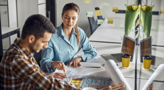 estudiantes de proyectos de obra civil