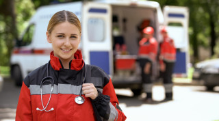 alumna haciendo practicas en ambulancia